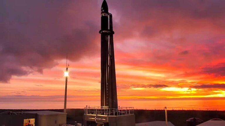 NASA's CAPSTONE probe overcomes a malfunction and enters orbit around the moon