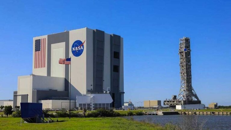 The last significant step before lunar orbit, the NASA capsule buzzes the moon